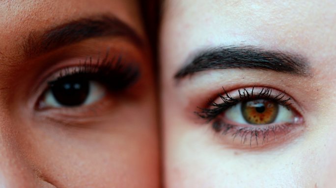 两个不同女人的眼睛