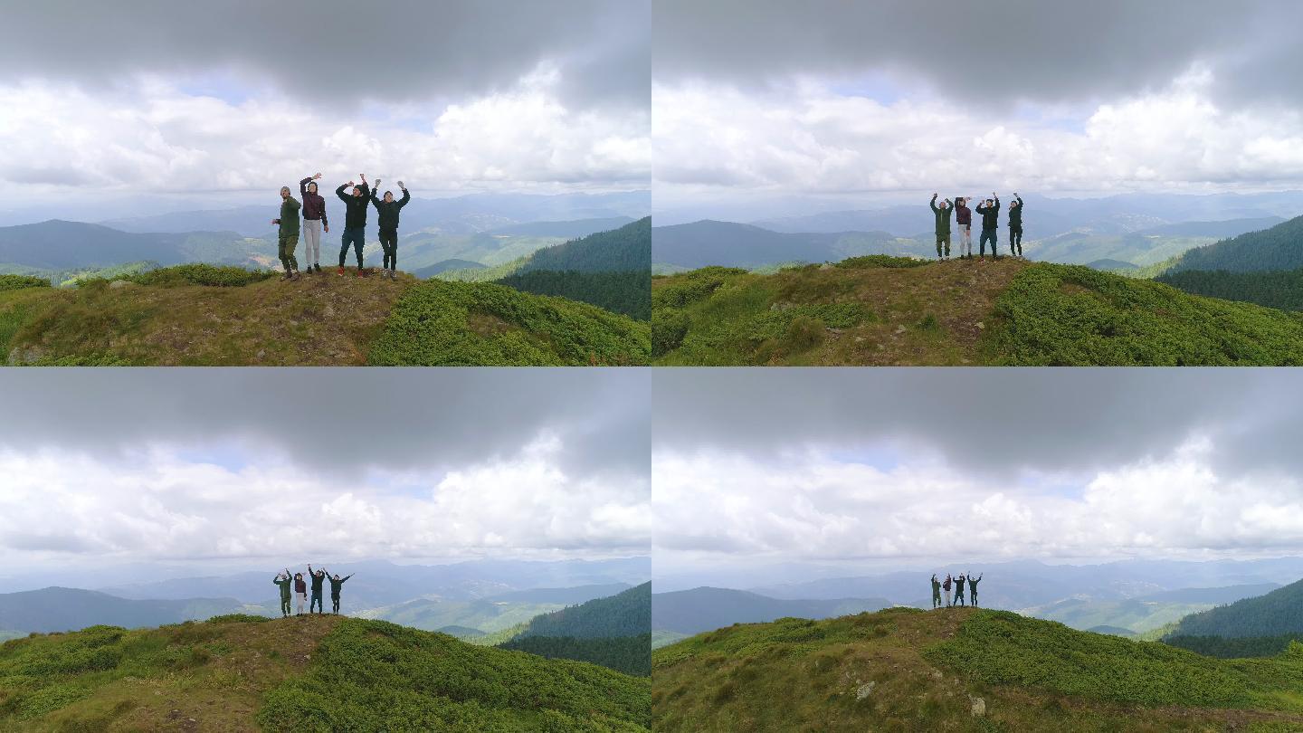 四个朋友在山上跳跃，风景优美