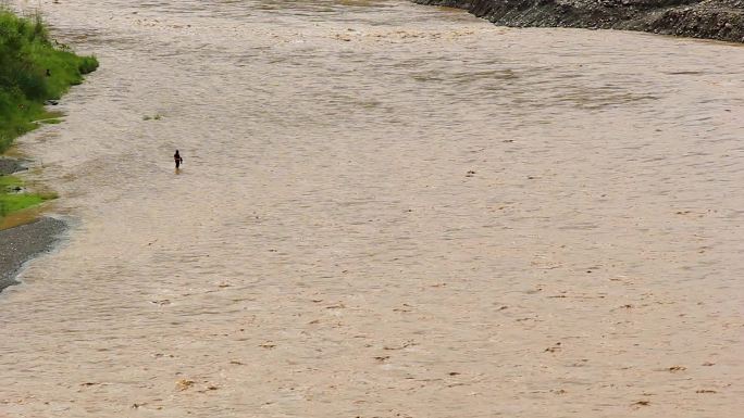 北盘江浑浊江水钓鱼