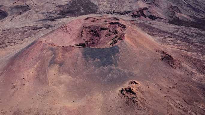 火山口的鸟瞰图。航拍大景空镜素材自然风景