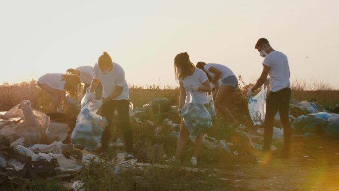一组生态志愿者清理场地附近的垃圾场