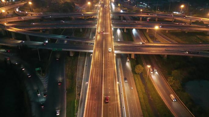 高速公路交通鸟瞰图。