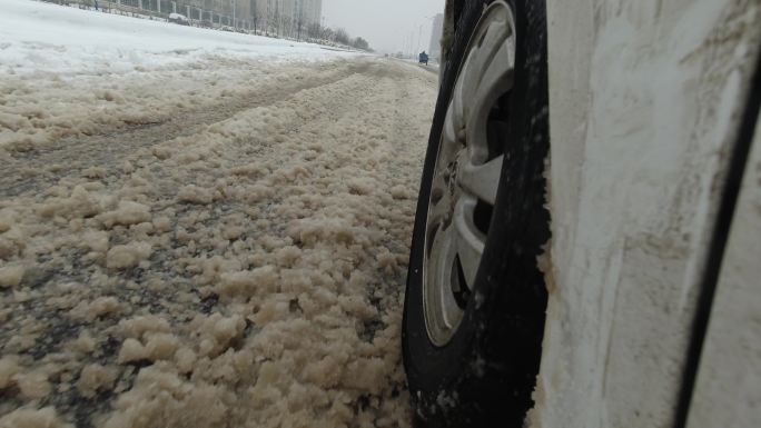 道路积雪路滑