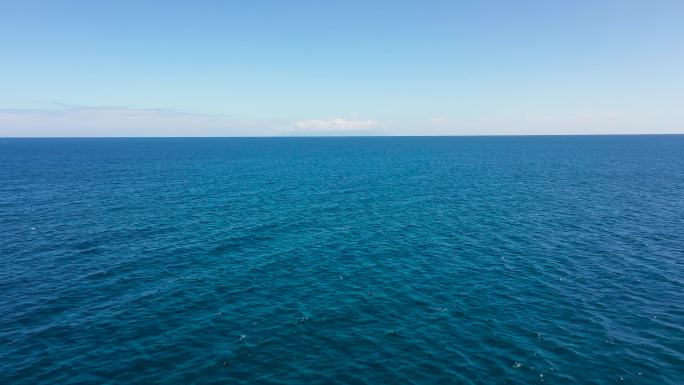 开阔的蓝色海洋和天空鸟瞰图