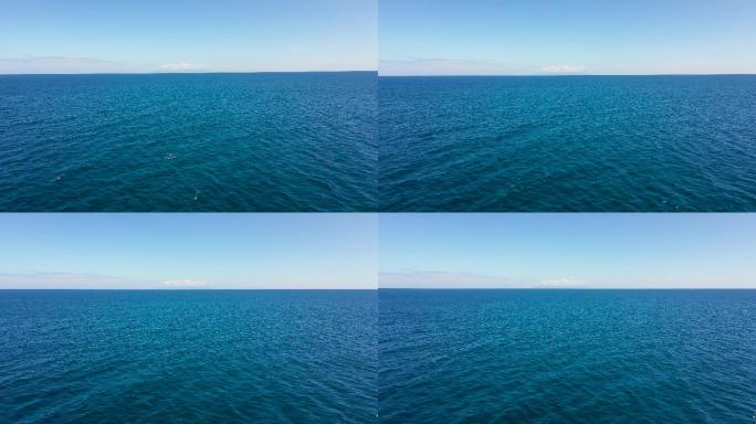 开阔的蓝色海洋和天空鸟瞰图