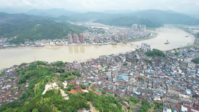 山脉山路城市市区房屋河流船坞航拍