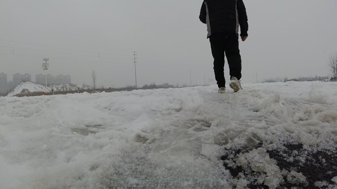 脚步升格道路积雪