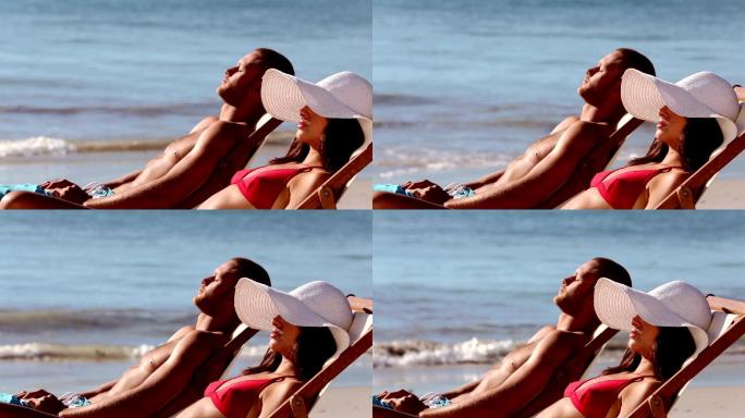 情侣们在海滩上晒太阳