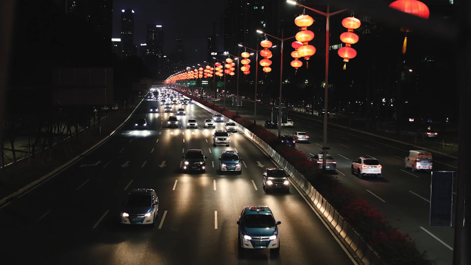 夜晚城市街道挂红灯笼车流延时摄影