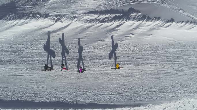 四人一组的滑雪板运动员的进入滑雪坡