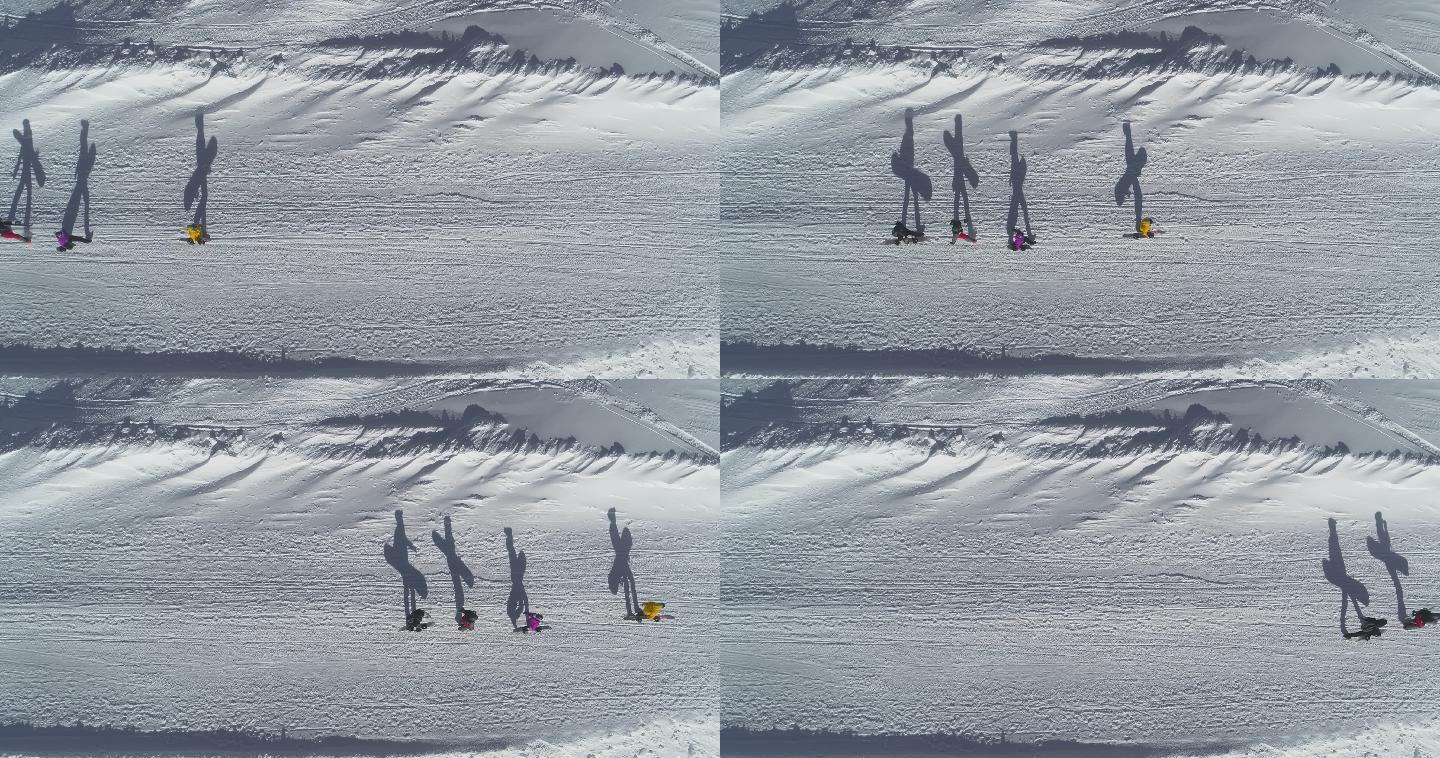 四人一组的滑雪板运动员的进入滑雪坡