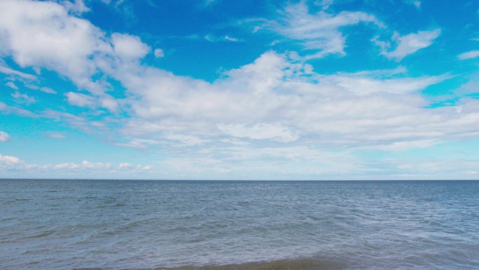 夏天白天的河流蓝天白云海平面海岸线