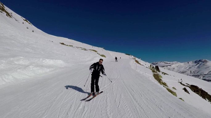 滑雪在滑雪斜坡滑雪。