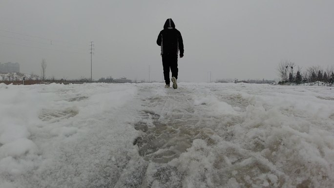 雪地脚步升格慢动作