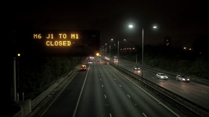 夜间高速公路封闭标志