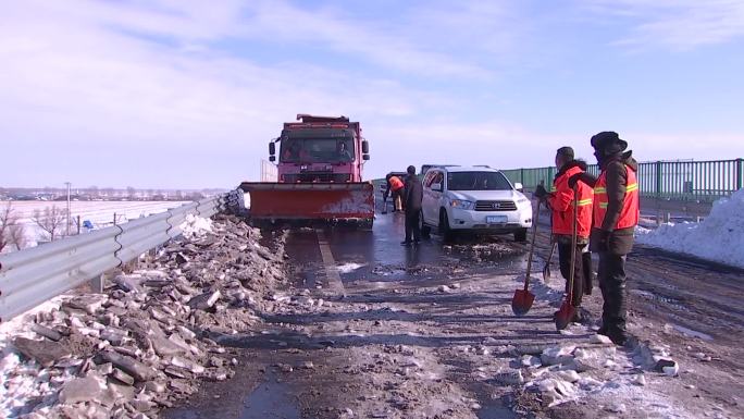 暴雪过后清洁工路政人员清雪特种车辆除雪