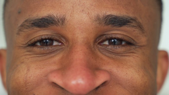 男子眼睛的特写镜头