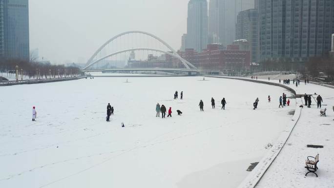 航拍天津雪景海河