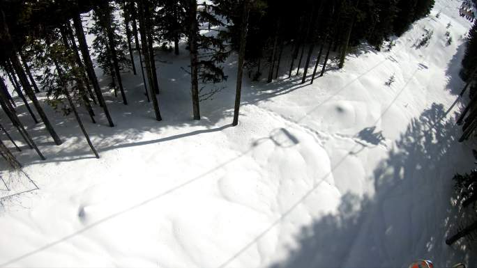 雪景背景的升降椅视角