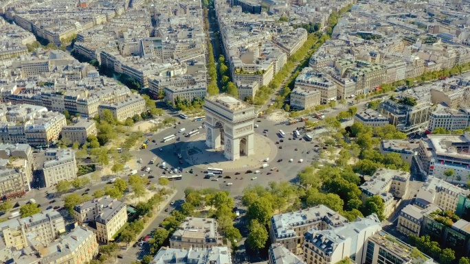 历史城市中心凯旋门的无人机鸟瞰图