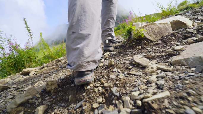 女背包客走山路