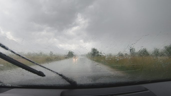 开着一辆车，看着雨刷清洗挡风玻璃