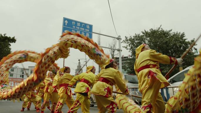 新年春节街道舞龙