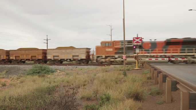 运载铁矿石的火车铁道迎面驶来铁轨