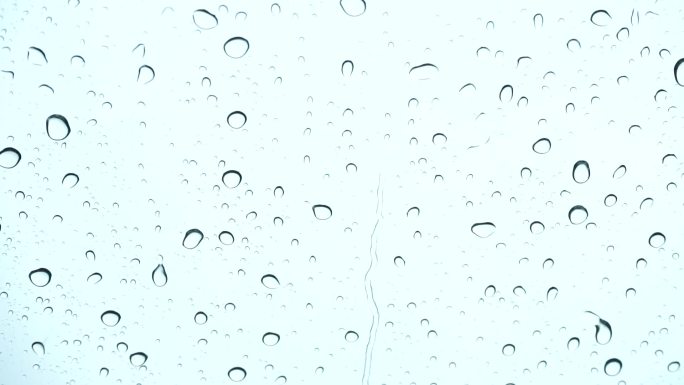 雨滴玻璃上滴雨滴水下雨天空镜空境