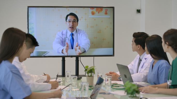 医疗团队在医院的会议室举行在线视频会议。