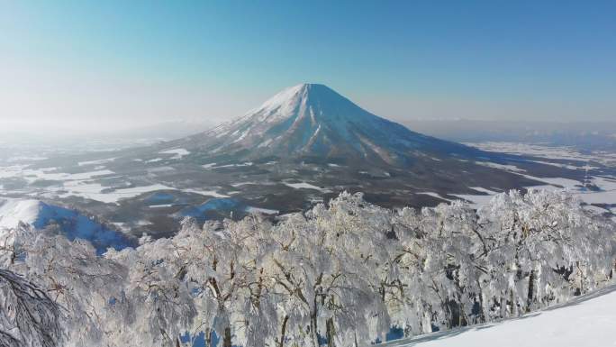 日本北海道白雪覆盖的日子火山鸟瞰图