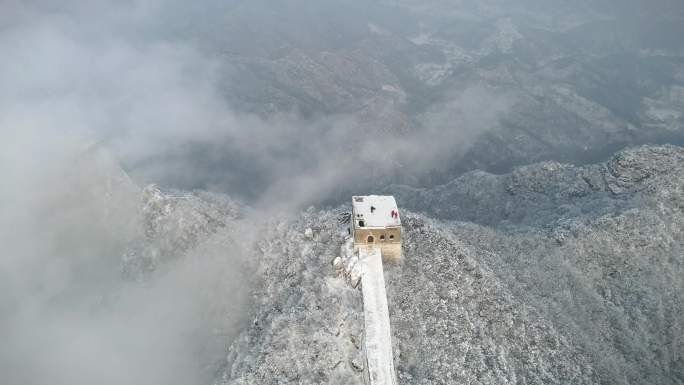 航拍雪后的箭扣长城