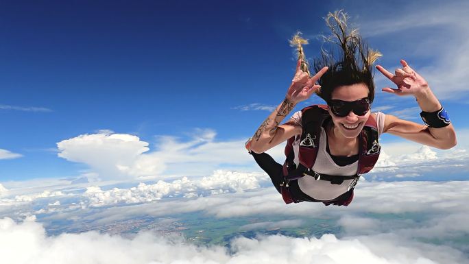 一名穿着休闲服的女性跳伞员微笑的画面