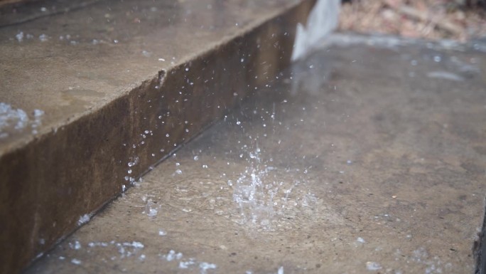 户外雨滴水滴砸在路面上