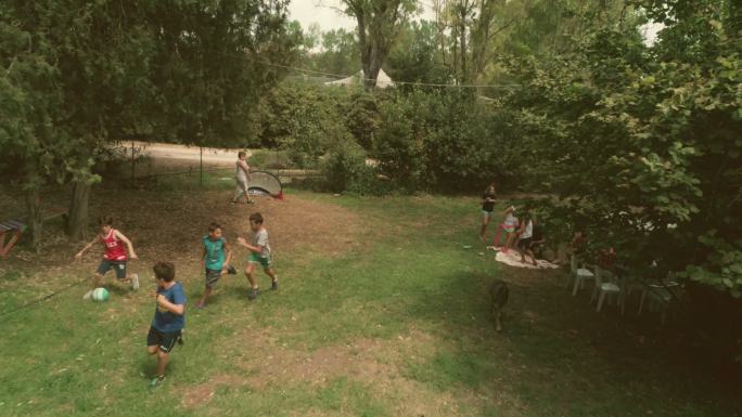 快乐的孩子们草地上踢足球
