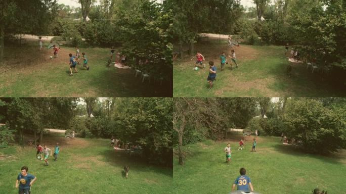 快乐的孩子们草地上踢足球