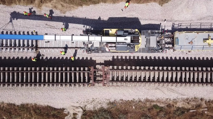 铁路工人正在修理一条断裂的铁轨