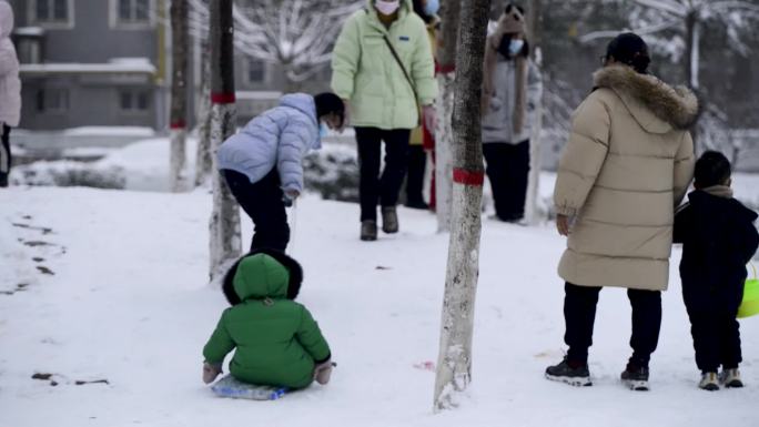 公园孩子雪趣