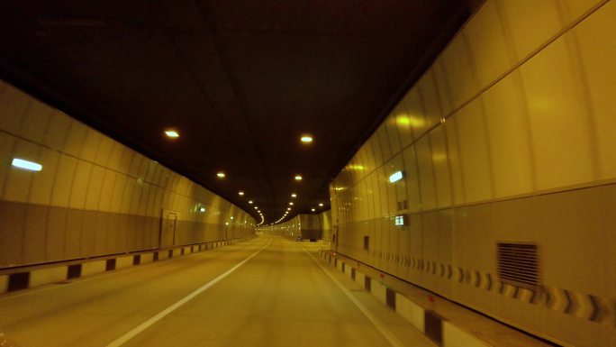 汽车到山间隧道道路的视野