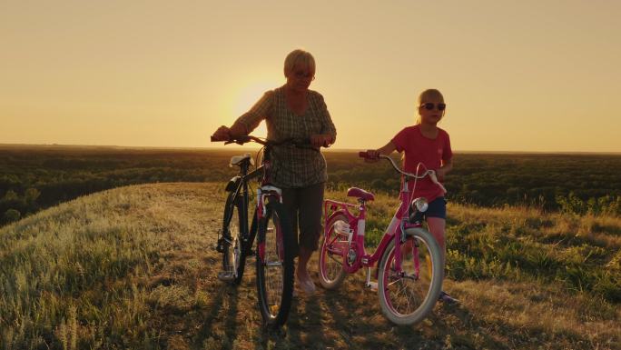 奶奶和她的孙女一起推着自行车