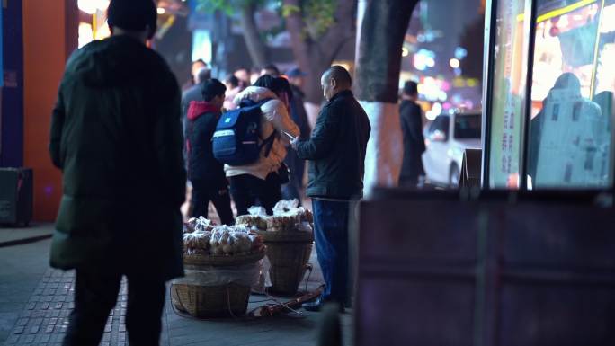 夜幕下行色匆匆的人 城市里打拼的人