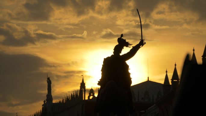 日落时分的维托里奥·伊曼纽尔雕像