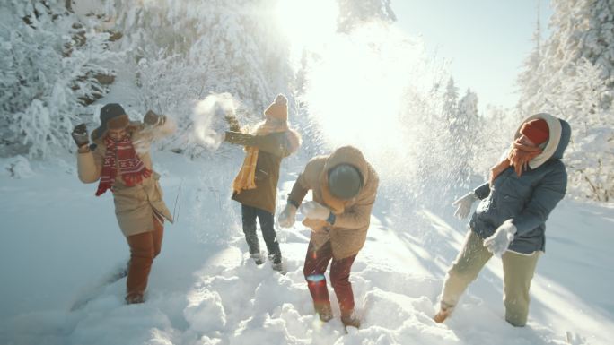 在玩雪的几个人打雪仗大雪小朋友玩雪