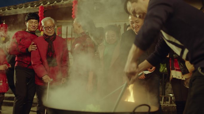 春节聚会家人做饭