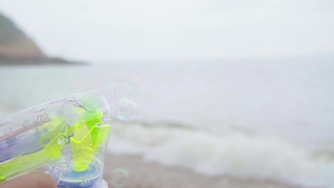 沙滩玩耍泡泡机泡泡气泡