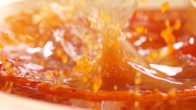 火锅-番茄锅-番茄落入汤中