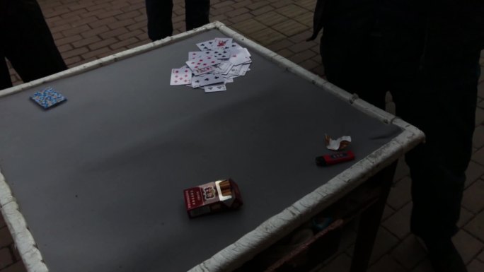 原创视频素材 街拍街头娱乐打扑克牌