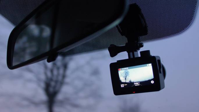 行车记录仪记录晚上驾驶车辆前方的道路