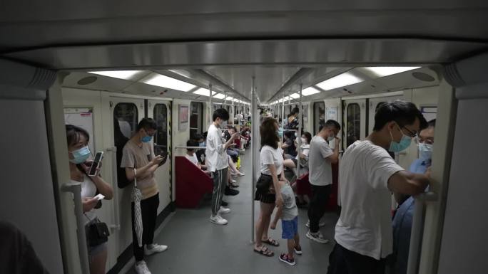 广州地铁车厢开门人流人来人往电梯