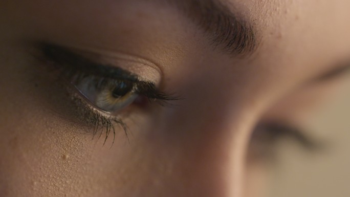 淡日妆的女性眼睛特写镜头。